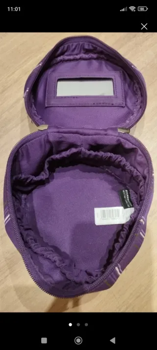 Neceser morado circular prácticamente a estrenar