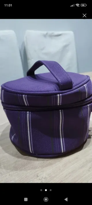 Neceser morado circular prácticamente a estrenar