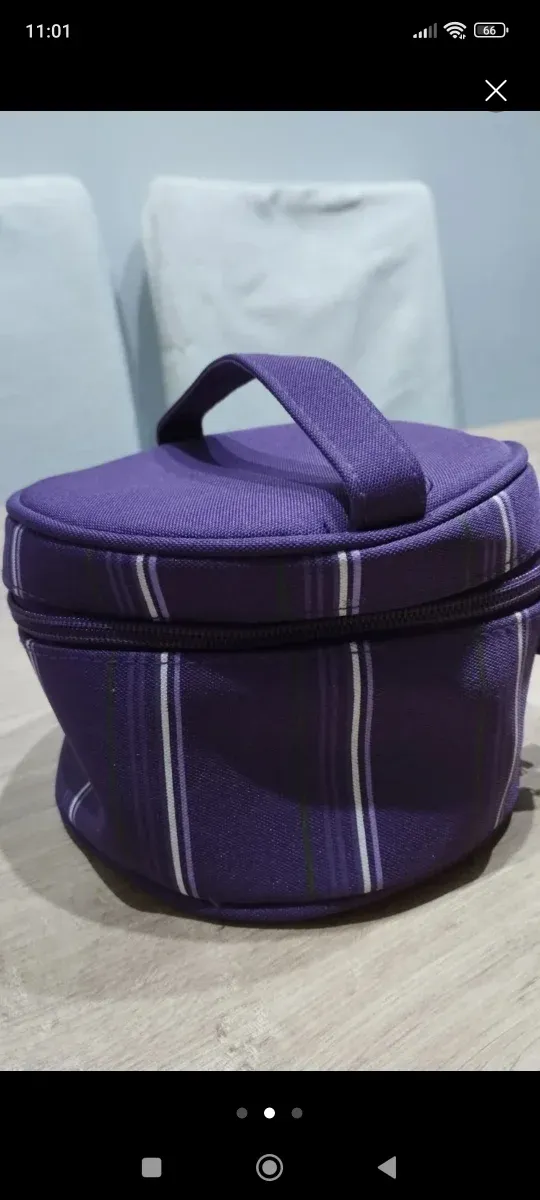 Neceser morado circular prácticamente a estrenar