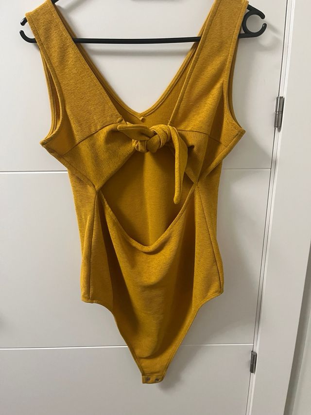 Body amarillo sin mangas