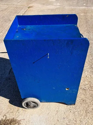 Carro de herramientas azul con ruedas