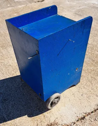 Carro de herramientas azul con ruedas