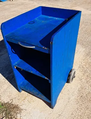 Carro de herramientas azul con ruedas