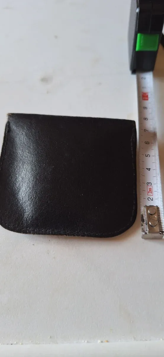 Monedero de cuero negro