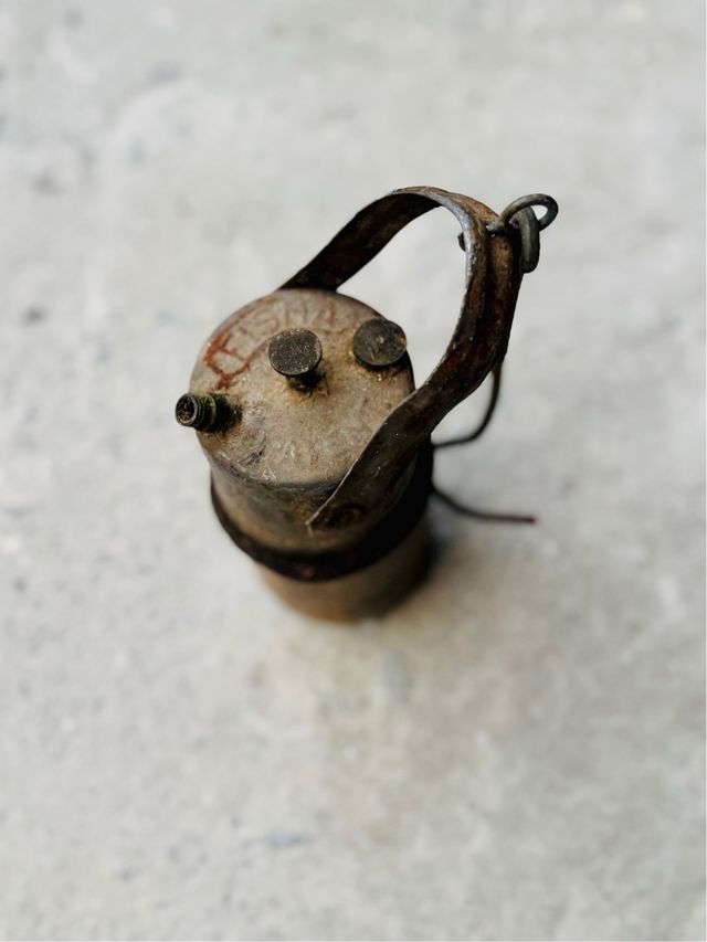 Vecchia lampada a candela in metallo