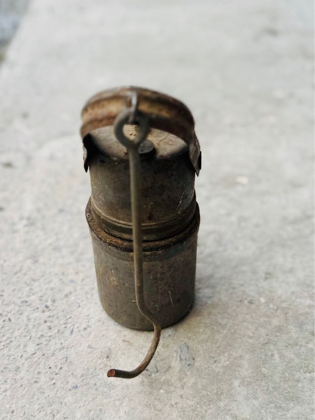 Vecchia lampada a candela in metallo