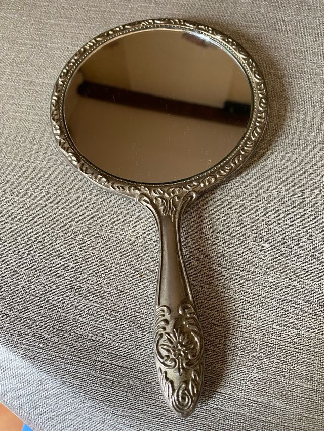 Espejo de mano antiguo decorado