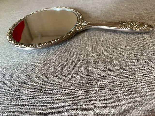 Espejo de mano antiguo decorado