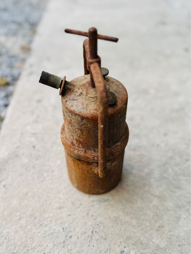 Vecchia lampada ad olio con candelabro