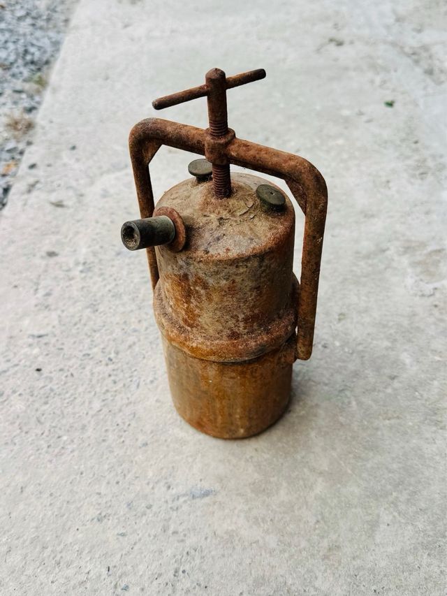 Vecchia lampada ad olio con candelabro