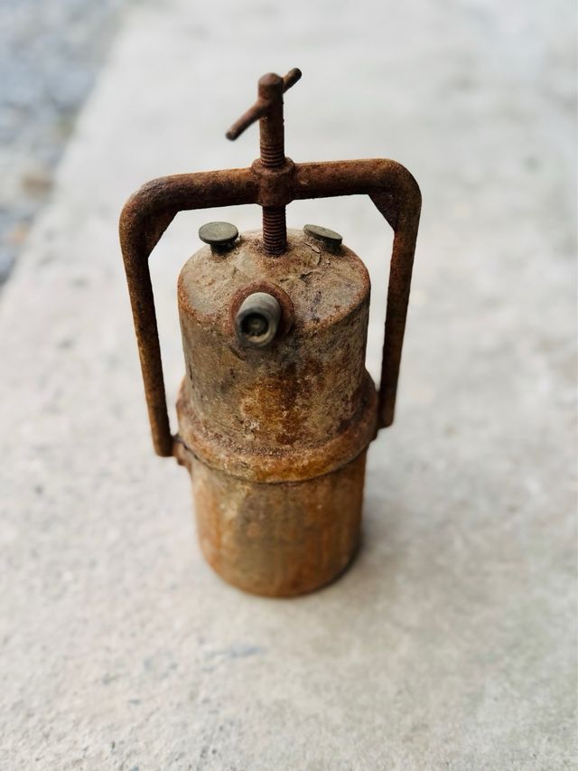 Vecchia lampada ad olio con candelabro