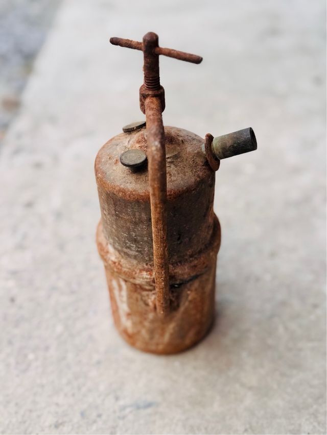 Vecchia lampada ad olio con candelabro