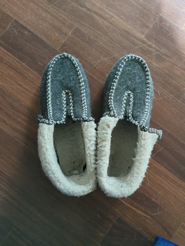 Babbucce grigie e beige con zip