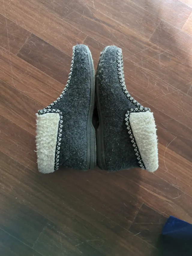 Babbucce grigie e beige con zip