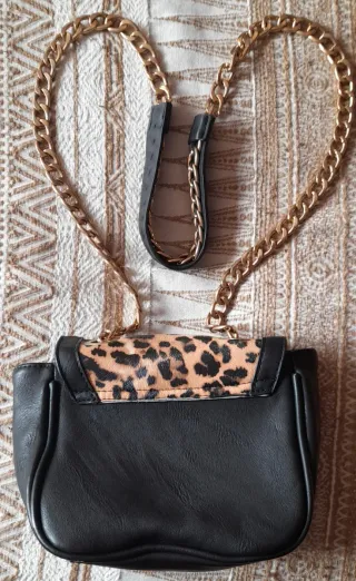 Bolso Negro con estampado leopardo y cadena dorada