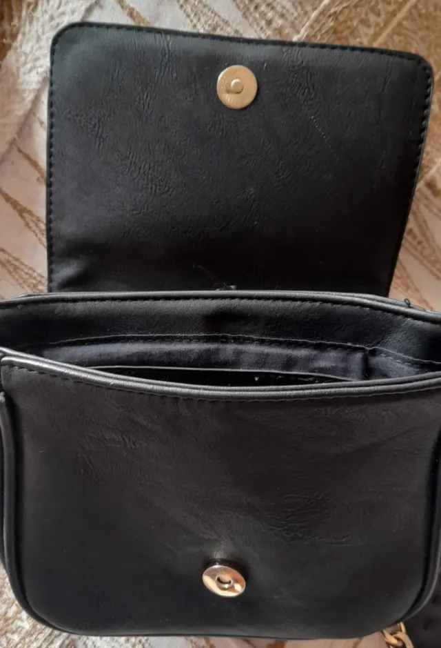 Bolso Negro con estampado leopardo y cadena dorada