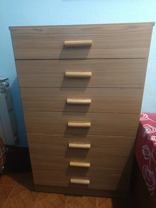 Comò in legno con 7 cassetti