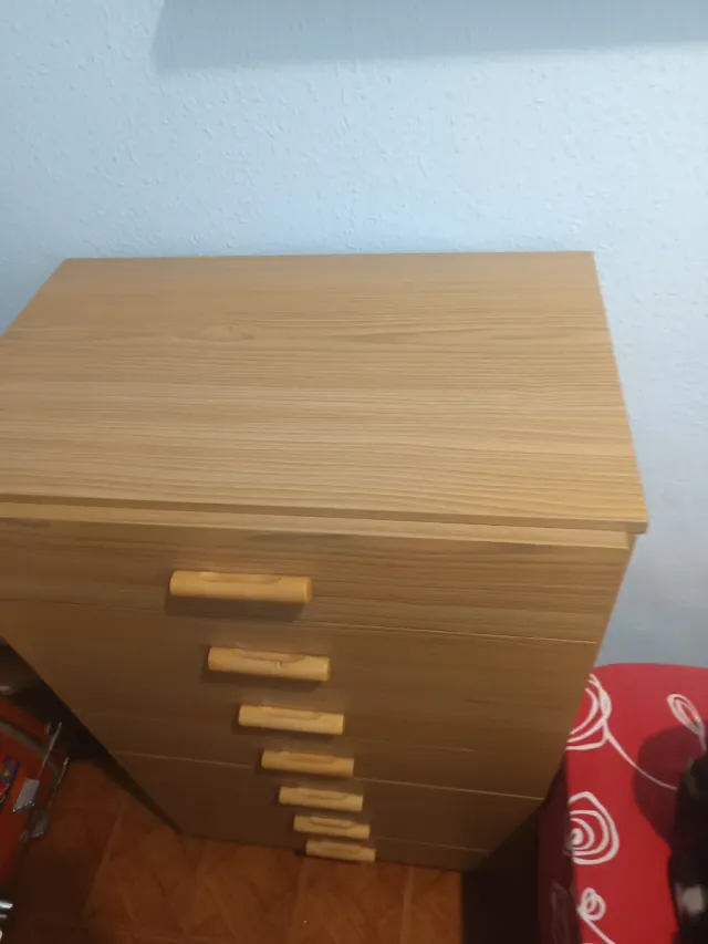 Comò in legno con 7 cassetti