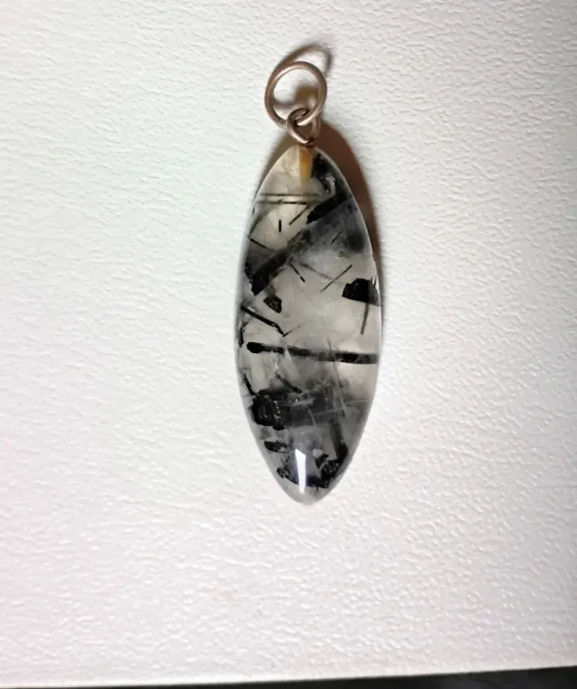 Colgante de cuarzo con turmalina negra