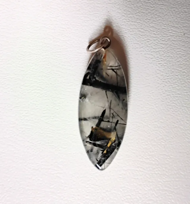 Colgante de cuarzo con turmalina negra