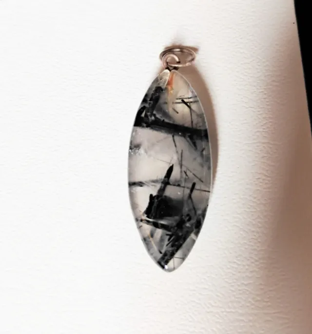 Colgante de cuarzo con turmalina negra