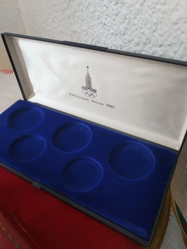 Lote 3 estuches monedas: Cuba, Moscú 80 vacios