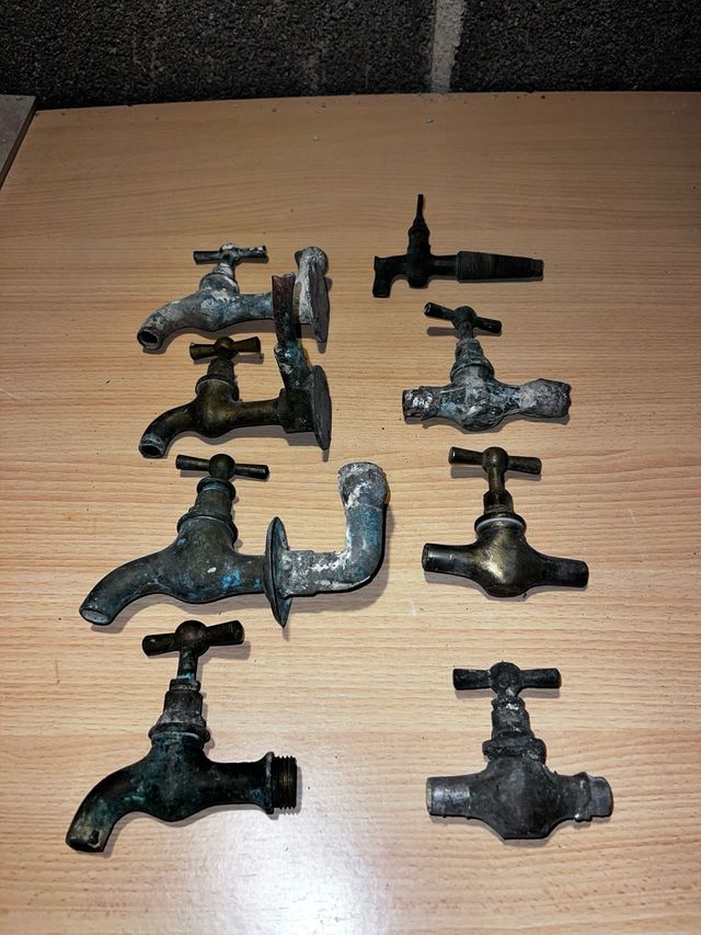 Lote de grifos de latón antiguos