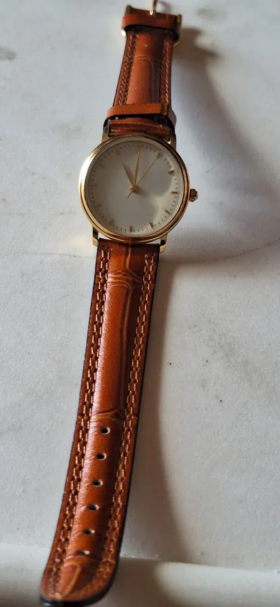 Reloj de pulsera de cuero dorado