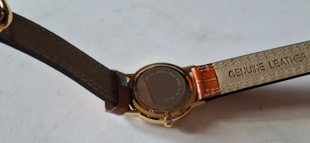 Reloj de pulsera de cuero dorado
