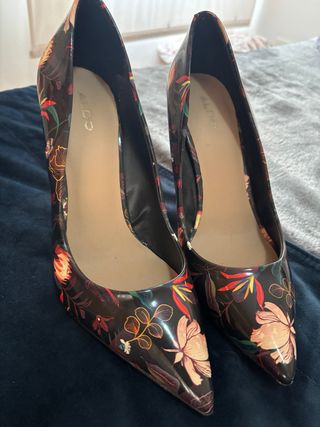 Tacones ALDO negros con estampado floral