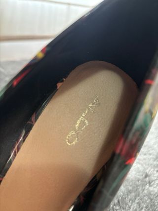 Tacones ALDO negros con estampado floral