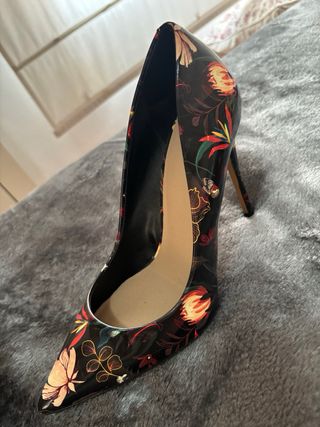 Tacones ALDO negros con estampado floral