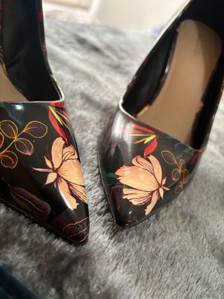 Tacones ALDO negros con estampado floral