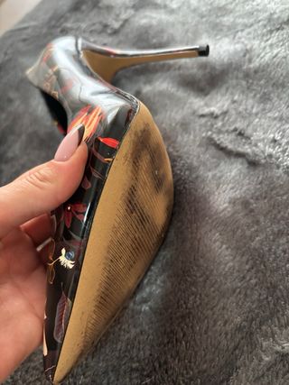 Tacones ALDO negros con estampado floral