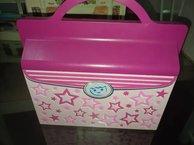 Casa de moda rosa con estrellas