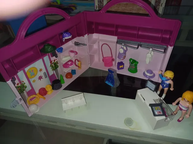 Casa de moda rosa con estrellas