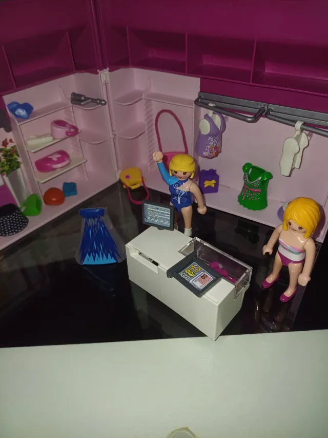 Casa de moda rosa con estrellas