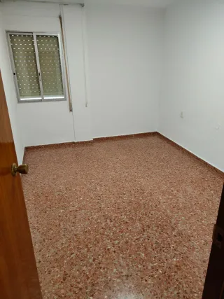 Se alquila en Vilamarxant, un amplio piso de 4 hab