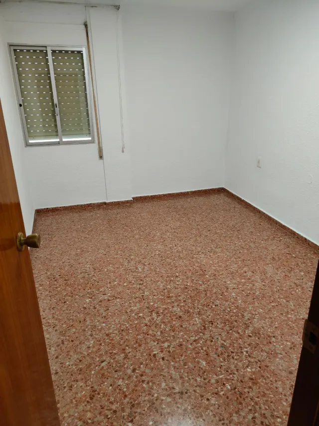 Se alquila en Vilamarxant, un amplio piso de 4 hab