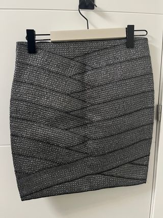 Falda de fiesta plateada y negra