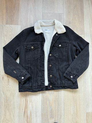 Chaqueta vaquera negra con borrego