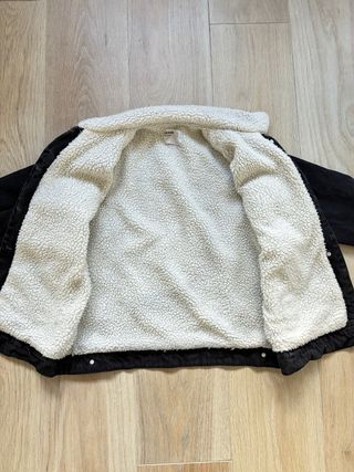 Chaqueta vaquera negra con borrego