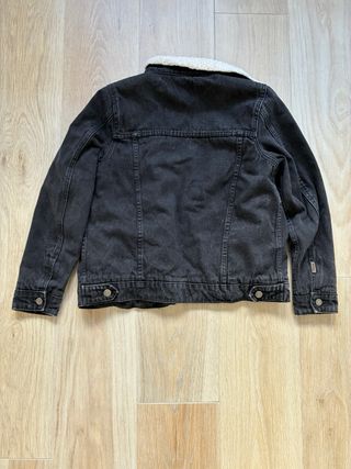 Chaqueta vaquera negra con borrego