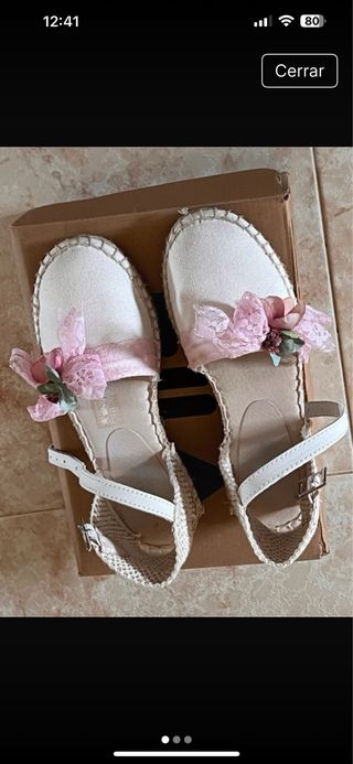 Esparteñas blancas con flores rosas