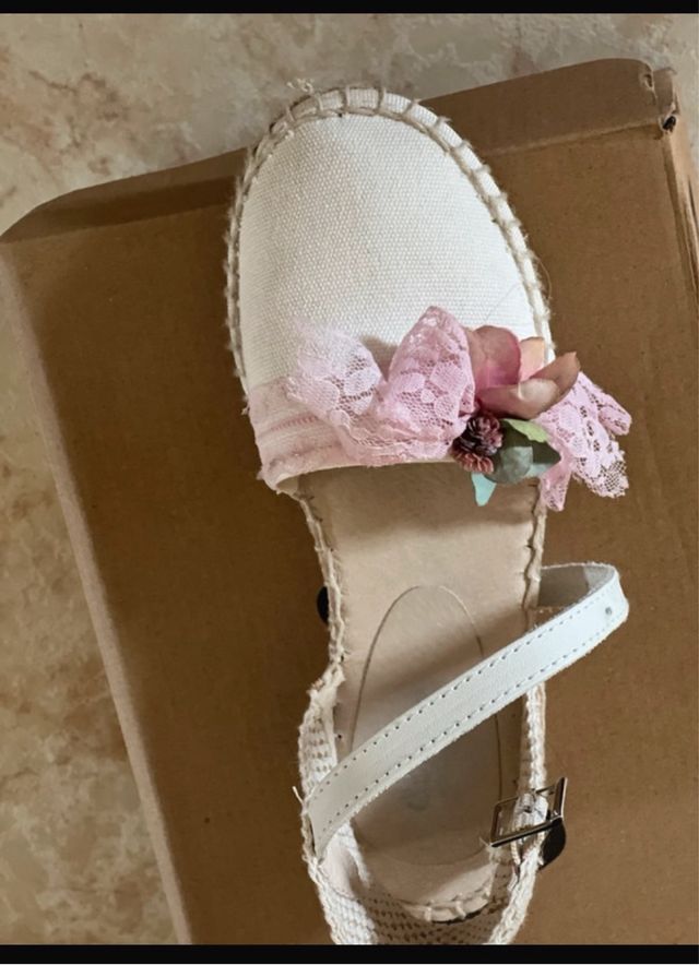 Esparteñas blancas con flores rosas