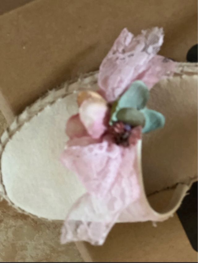 Esparteñas blancas con flores rosas