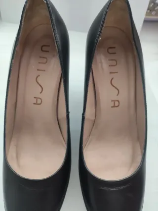Zapatos de tacón Unisa negros