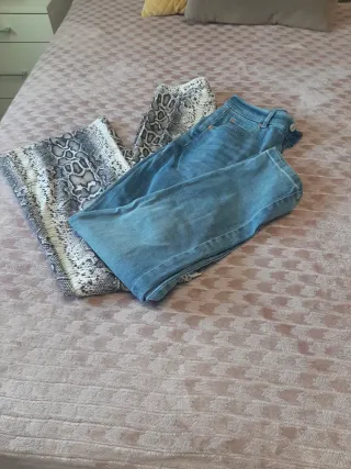 Pantalones vaqueros y estampado serpiente