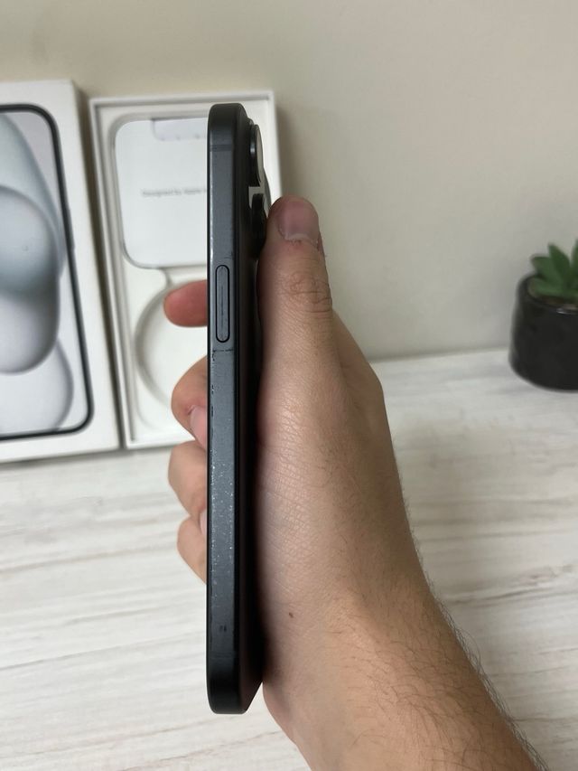 iPhone 15 128GB, batteria all'86%, funziona perfettamente