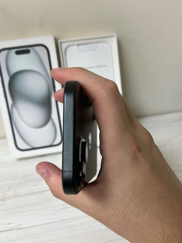 iPhone 15 128GB, batteria all'86%, funziona perfettamente